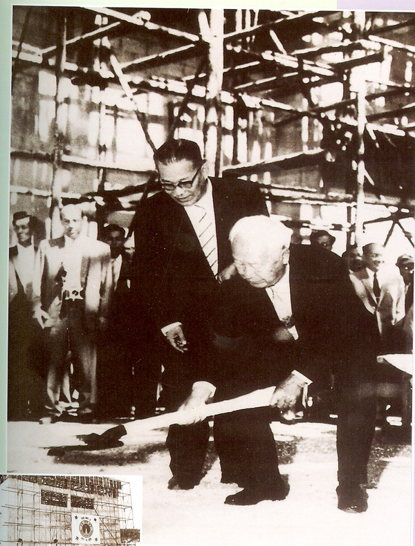 ▲ 85세 이승만 대통령이 한국 최초의 원자력연구소를 설립, 최초의 연구용 원자로 트리가 마크II 기공식에서 첫 삽을 들었다.(1959)