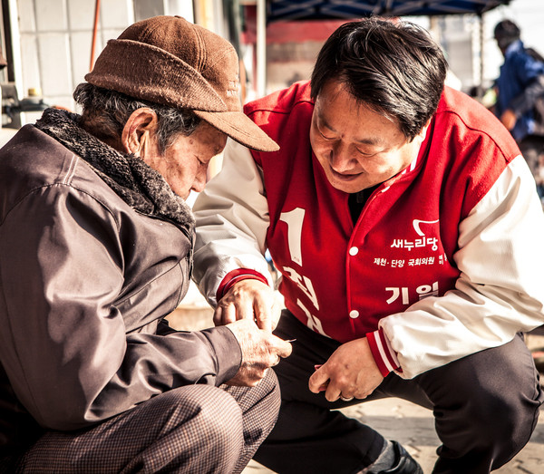 ▲ 최귀옥 예비후보가 노인과 이야기를 나누고 있다ⓒ최귀옥예비후보사무실