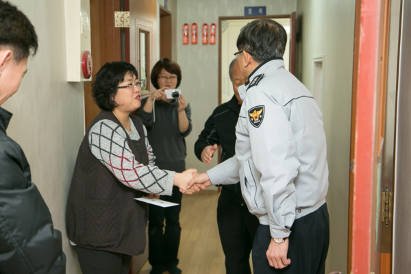 ▲ 2일 오후 이상식 부산지방경찰청장이 부산시 아동일시보호소를 찾아 관계자들과 인사를 나누고 있다.ⓒ부산지방경찰청