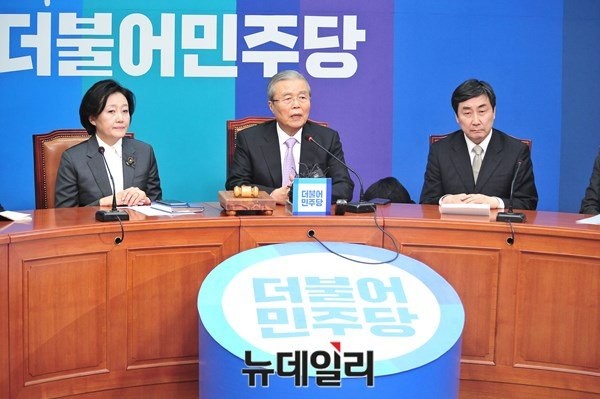 ▲ 더불어민주당 박영선 비상대책위원(왼쪽)과 김종인 비상대책위원장(가운데). 오른쪽은 이종걸 원내대표. ⓒ뉴데일리 이종현 기자