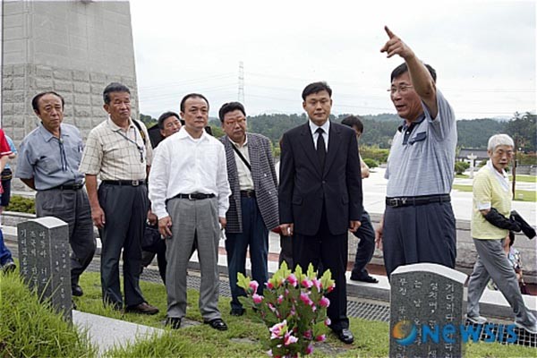 ▲ 日경시청 공안부는 조총련계 학교 '조선대학교'의 교수를 지냈던 박재훈 씨를 사기 혐의로 체포했다. 日경시청 공안부가 압수한 그의 PC에는 北225국의 대남공작지령문 등이 있었다고 한다. 사진은 2005년 광주 5.18 묘지를 찾은 조총련 관계자들. ⓒ뉴시스. 무단전재 및 재배포 금지.