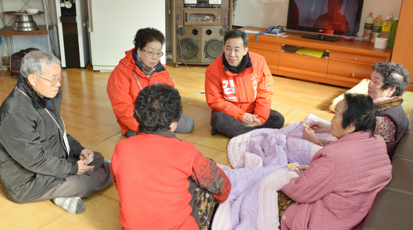 ▲ 김동주 예비후보가 3일 조치원읍 상리 경로당을 찾아 지역 주민들과 대화를 하고있다.ⓒ김동주