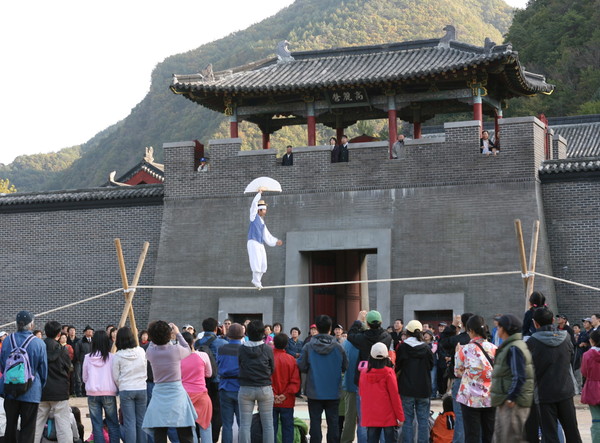 ▲ 단양 온달관광지를 찾은 관광객들이 줄타기 묘기를 보고있다ⓒ단양군