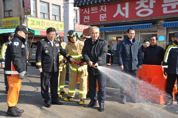 ▲ 이성호 안전처 차관이  전통시장 안전점검을 하고있다.ⓒ충남도