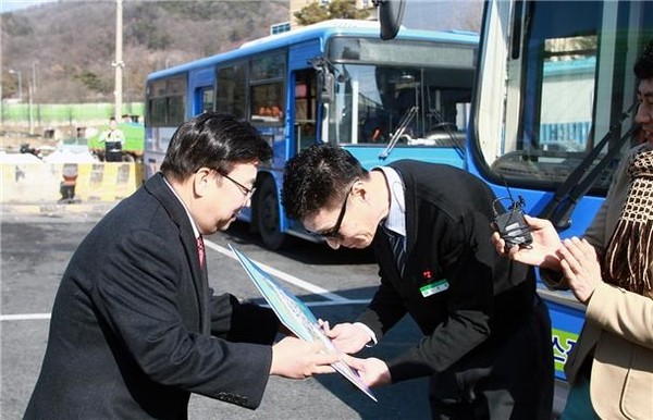 ▲ 권선택 시장이 버스-킹 제2호로 선발된 오유진 기사를 격려했다.ⓒ대전시