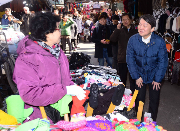 ▲ 국민의당 안철수·천정배 공동대표가 3일 서울 남대문시장을 돌며 전통시장 상인들에게 인사를 하고 있다. ⓒ뉴시스 사진DB