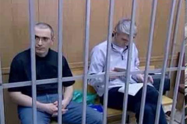 ▲ 푸틴 대통령 첫 집권 당시 감옥에 갇힌 신흥재벌(올리가르히)들. 푸틴 대통령은 집권 후 많은 수의 올리가르히들을 부정부패 혐의로 체포했다. 하지만 몇 년 뒤 그의 측근들이 새로운 올리가르히로 부상했다고 한다. ⓒ당시 러시아 언론 보도의 유튜브 화면 캡쳐