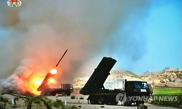 ▲ 2014년 8월 프란치스코 교황 방한 당시 북한의 MLRS 발사장면. 日NHK는 북한의 이동식 발사대 움직임이 포착됐다고 전했다. ⓒ연합뉴스. 무단전재 및 재배포 금지.
