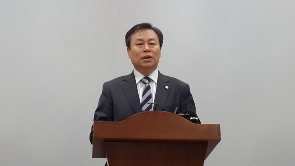 ▲ 도종환 국회의원(더민주‧비례)이 4일 충북도청 기자실에서 청주 흥덕을에 출마선언을 하고 있다.ⓒ김종혁 기자