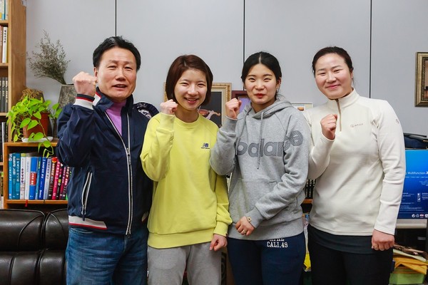 ▲ 청주대학교 여자 탁구팀이 다음달 창단을 앞두고 감독을 맡은 최종만 교수(왼쪽부터)와 조안나, 김하연 선수, 김버들 코치가 화이팅을 외치고 있다.ⓒ청주대학교
