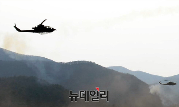 ▲ 공중사격하는 AH-1S 코브라.ⓒ합참