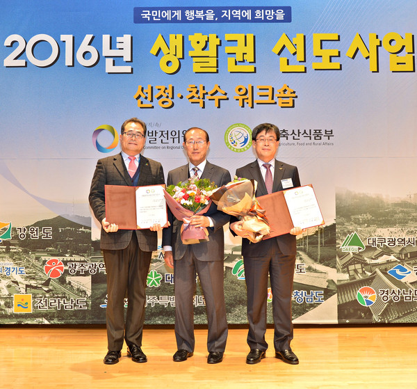 ▲ 충주시와 제천시 관계자가 이원종 지역발전위원장(가운데)으로부터 인증서를 받고 있다ⓒ충주시