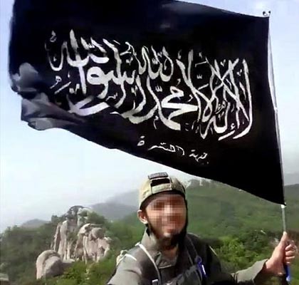 ▲ 국내에서 검거된 인도네시아 불법체류자 A씨가 페이스북에 올린 사진. 알 누스라 전선 깃발을 들고 한국에서 등산한 기념이라고 한다. ⓒA씨 페이스북 캡쳐