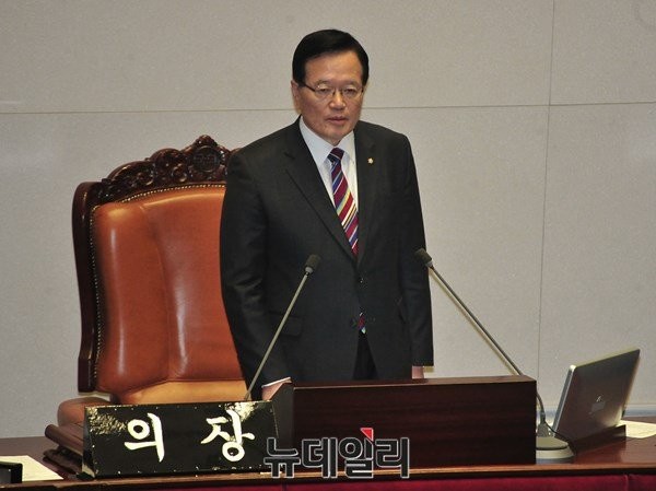 ▲ 4일 원샷법을 의결한 본회의의 사회를 보고 있는 정의화 국회의장. 이날 국회의장실은 원샷법의 상정은 자동부의일 뿐 직권상정이 아니라는 견해를 밝혔다. ⓒ뉴데일리 이종현 기자