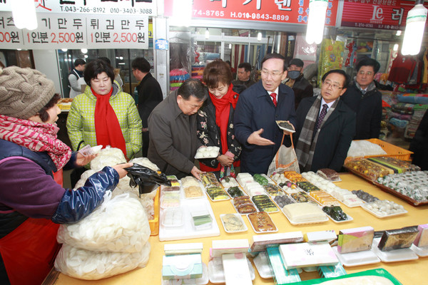 ▲ 이언구 충북도의회의장 일행이 사창시장의 한 떡집에서 장을 보고 있다.ⓒ충북도의회