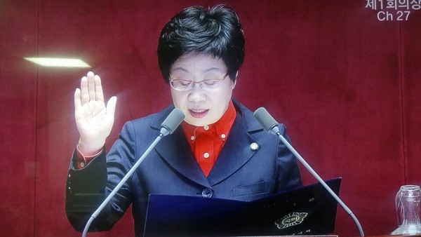 ▲ 정윤숙 19대 비례대표 국회의원이 국회의원 선서를 하고 있다.ⓒ정윤숙 국회의원 사무소