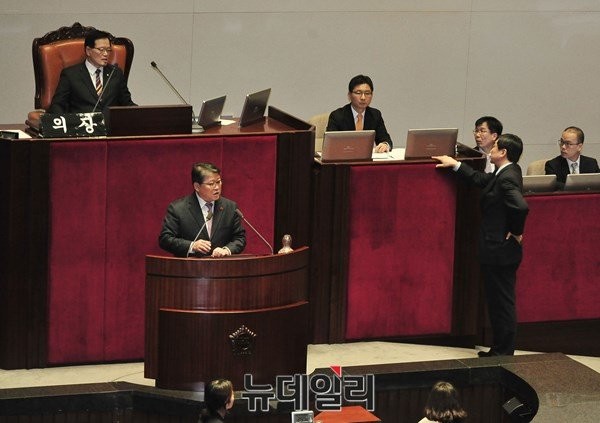 ▲ 새누리당 조원진 원내수석부대표가 4일 본회의에서 의사진행발언을 하고 있는 도중, 더불어민주당 이종걸 원내대표가 뛰어나와 정의화 국회의장에게 항의하며 정회를 요구하고 있다. ⓒ뉴데일리 이종현 기자