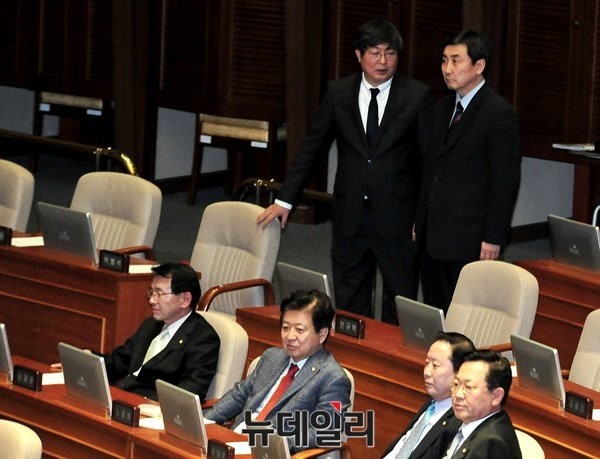 ▲ 더민주 이종걸 원내대표와 이춘석 원내수석부대표가 4일 원샷법 처리를 위해 소집된 본회의 도중 무언가 이야기를 나누고 있다. ⓒ뉴데일리 이종현 기자