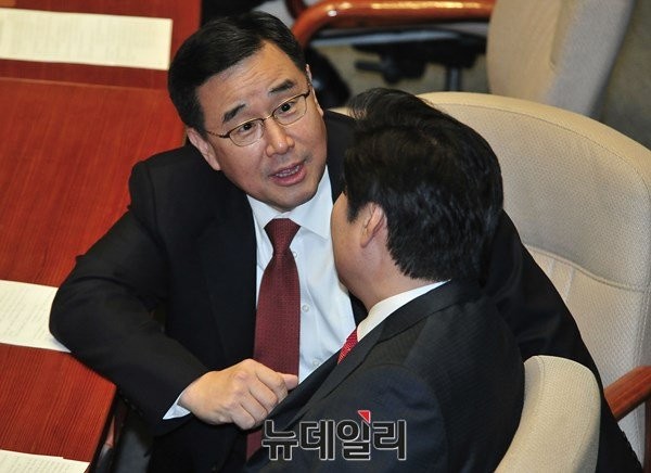 ▲ 새누리당 원유철 원내대표와 김정훈 정책위의장이 4일 원샷법 처리를 위해 소집된 본회의 도중 무언가 이야기를 나누고 있다. ⓒ뉴데일리 이종현 기자