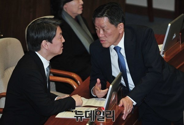 ▲ 4일 열린 국회 본회의에서 국민의당 안철수 대표가 주승용 원내대표와 전략을 논의하고 있다. ⓒ뉴데일리 이종현 기자