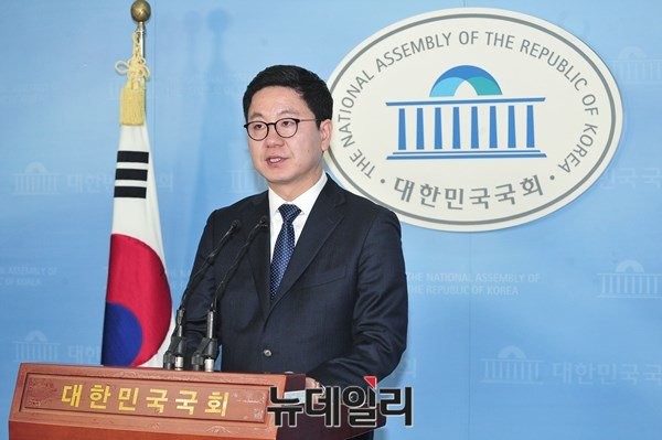 ▲ 더불어민주당 강희용 상근부대변인이 4일 국회에서 기자회견을 열고 , 오는 4·13 총선에서 서울 동작을에 출마하겠다는 뜻을 밝히고 있다. ⓒ뉴데일리 이종현 기자