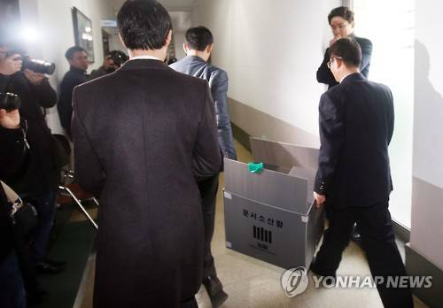 ▲ 검찰은 레고랜드 사업시행자인 엘엘개발에 대해 뇌물과 배임 등의 혐의로 수사를 진행하고 있다. 사진은 지난해 12월 검찰 관계자들이 엘엘개발로부터 뇌물을 받은 혐의로 춘천시 고위공무원 사무실을 압수수색하는 모습.ⓒ연합뉴스