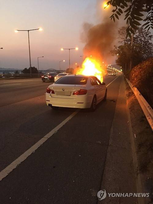 ▲ 리콜받은 BMW520d 주행 중 화재로 전소.ⓒ연합뉴스