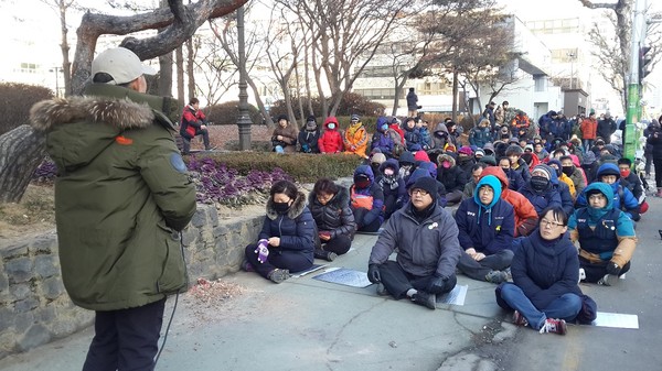 ▲ 청주시가 5일 오전 시청 정문옆 노인병원 노조의 농성장 천막을 강제 철거하자 노조와 민주노총 조합원들이 길바닦에 앉아 항의 집회를 벌이고 있다.ⓒ김종혁 기자