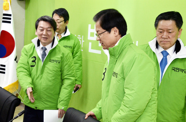 ▲ 국민의당 안철수 공동대표(왼쪽)와 천정배 공동대표(가운데)가 당사 회의실에 들어서고 있다. ⓒ뉴시스 사진DB