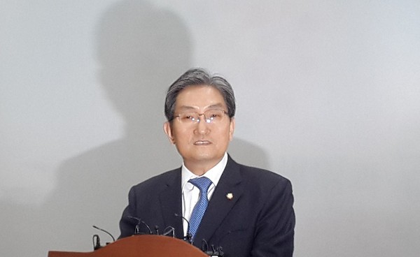 ▲ 노영민 국회의원(더민주‧청주흥덕을)이 지난1일 충북도청에서 20대총선 불출마를 선언하고 있다.ⓒ김종혁 기자