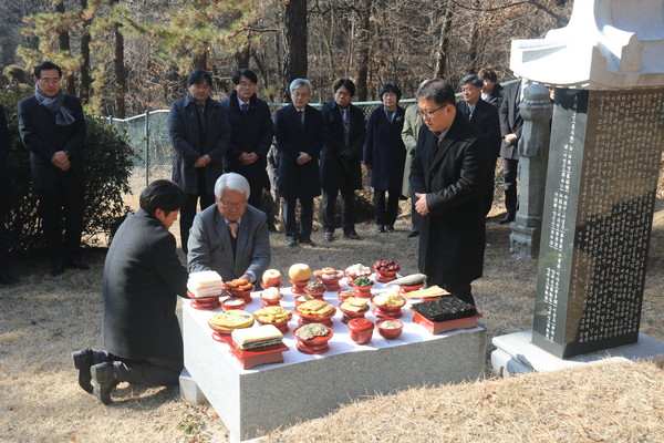 ▲ 노병호 대학원장이 일행과 함께 한 교육독지가의 묘소를 찾아 차례를 지내고 있다.ⓒ충북대