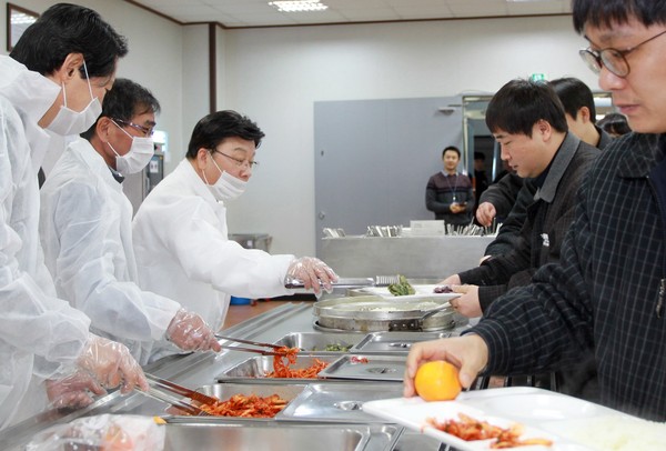 ▲ 권선택 대전시장이 배식을 하고 있다. ⓒ대전시