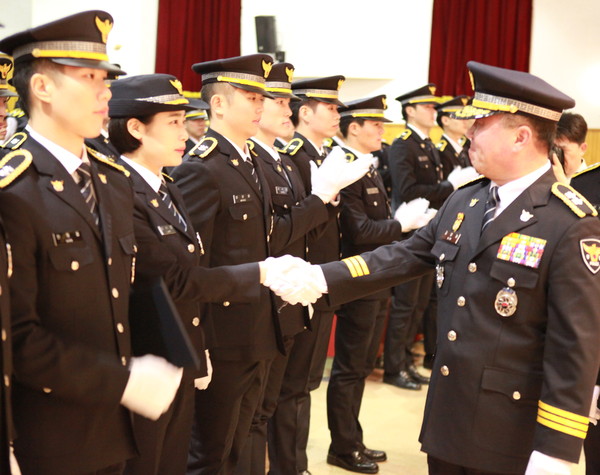 ▲ 김양제 중앙경찰학교장이 임용된 순경들과 악수를 나누고 있다ⓒ중앙경찰학교