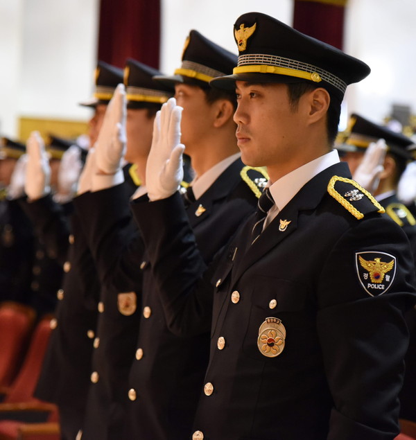 ▲ 선서를 하고 있는 경찰ⓒ중앙경찰학교