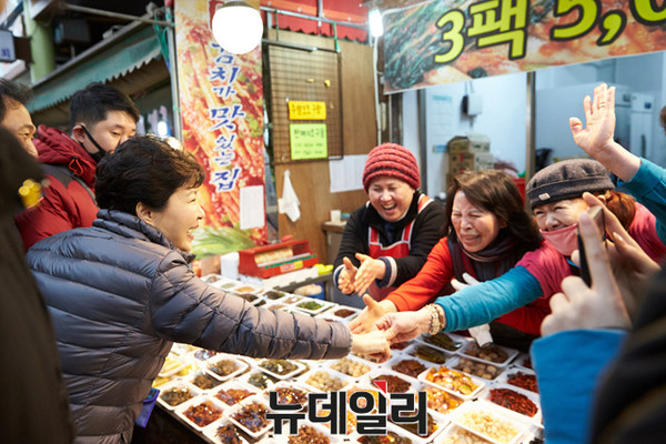 ▲ 5일 설 연휴를 앞두고 인천 정서진 중앙시장을 찾은 박근혜 대통령이 시장 상인들과 인사를 나누고 있다. ⓒ뉴데일리