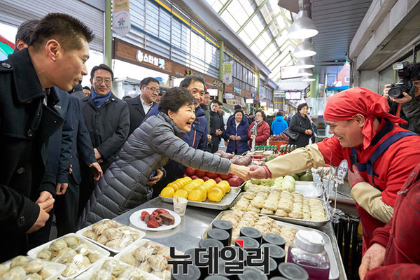 ▲ 5일 설 연휴를 앞두고 인천 정서진 중앙시장을 찾은 박근혜 대통령이 시장 상인들과 인사를 나누고 있다. ⓒ뉴데일리