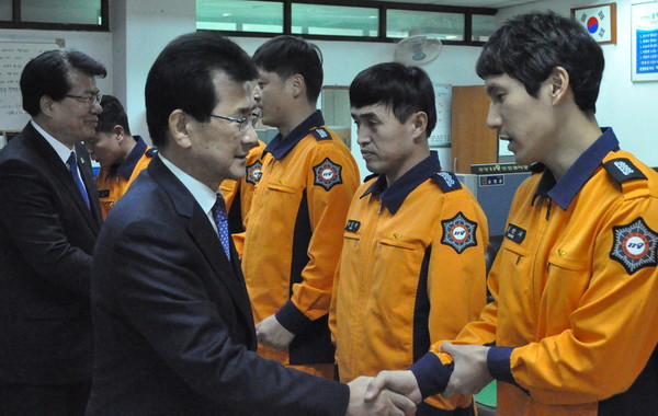 ▲ 이시종 지사가 제천소방서 직원들과 악수를 하고 있다ⓒ제천소방서