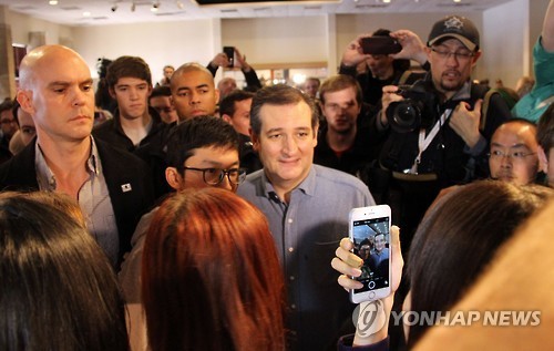 ▲ 조직적인 운동으로 트럼프를 깨고 선두에 올라선 크루즈 공화당 후보가 아이오와에서 인사를 하고 있다.(연합뉴스)