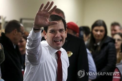 ▲ 민주당 샌더스와 한께 아이오와 '이변'의 또 다른 주인공 루비오 공화당 후보가 트럼프에 1% 뒤진 3위로 껑충 뛰어 오른 여세를 몰아 뉴햄프셔 운동에 나서 손을 흔들고있다.(연합뉴스)