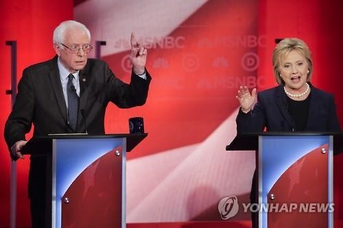 ▲ 아이오와에서 선전한 샌더스(왼쪽)와 뉴햄크셔를 놓쳐선 안되는 힐러리 후보가 4일 TV 토론을 벌이고 있다.(연합뉴스)