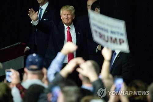 ▲ 아이와와 코커스에서 예상을 깨고 2위로 떨어진 트럼프 후보가 풀 죽은 모습으로 뉴햄프셔 운동에 나섰다.(연합뉴스)