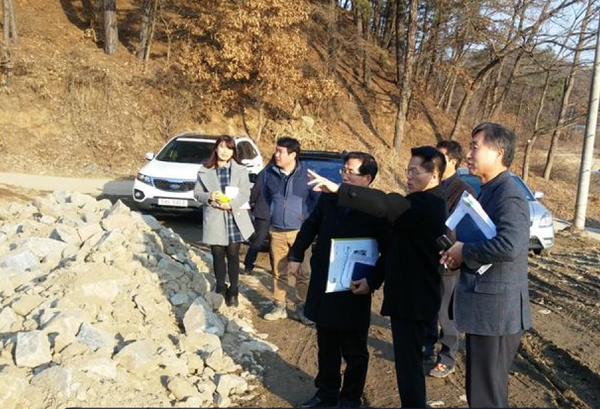 ▲ 한경호 세종시 행정부시장이 5일 금남면 축산리 위험저수지 공사현장을 찾아 주요구조물 공사 현황을 점검하고 있다.ⓒ세종시