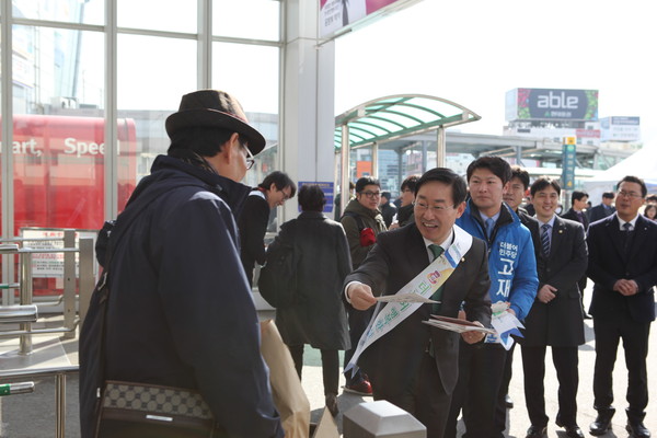 ▲ 더불어민주 대전시당  대전역서 설맞이 귀향인사를 하고있다.ⓒ더불어민주 대전시당