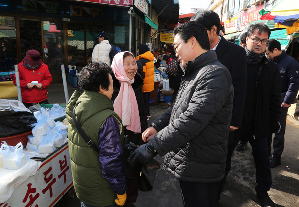 ▲ 김홍장 당진시장이 설을 앞두고 전통시장을 찾아 상인들과 대화를 하고있다.ⓒ당진시
