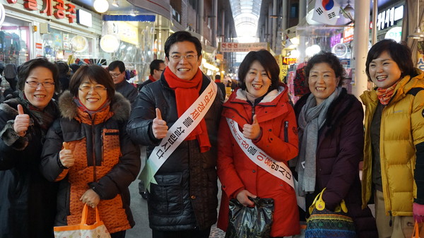 ▲ 대구 달서갑 홍지만 후보(왼쪽 세번째)가 5일 지역 재래시장을 찾아 상인들을 만나 애로사항 청취 등 설민심을 들었다.ⓒ홍 후보 제공
