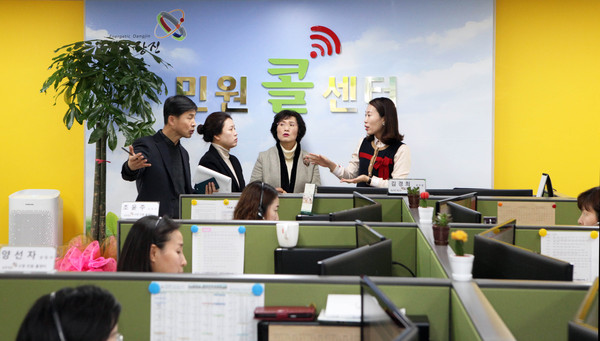 ▲ 영주시 관계자가 당진시 민원콜센터를 방문,견학하고 있다ⓒ당진시