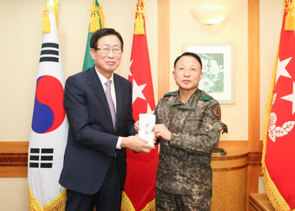 ▲ 한국전력 조환익 사장은 설 명절 연휴를 앞둔 5일 육군 제3야전군사령부를 방문해 장병들을 위문하고 위문금을 전달했다. ⓒ 한국전력 제공