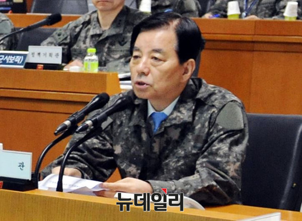 5일 오전 '위기상황 평가 및 대책회의'를 개최하는 한민구 장관.ⓒ국방부