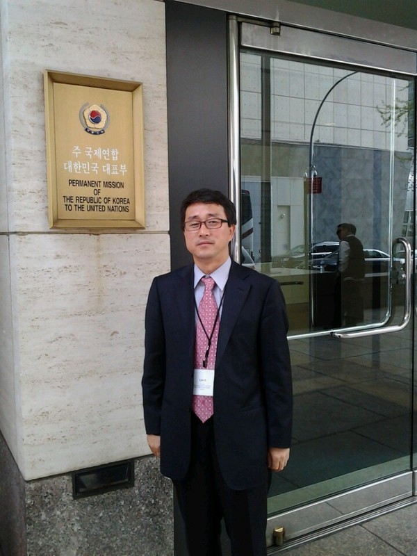 ▲ 북한당국의 탄도미사일기술을 이용한 어떤 위성발사도 UN안보리결의 위반입니다. 그것은 한반도는 물론 세계평화와 안보에 절대위협이 되기에 국제사회가 격앙된 분노를 하고 있지요. 사진은 2015년 4월, UN 방문차 미국 뉴욕에 갔을 때 한국대표부 앞에서 찍은 것입니다.  [사진 = 림일 기자]