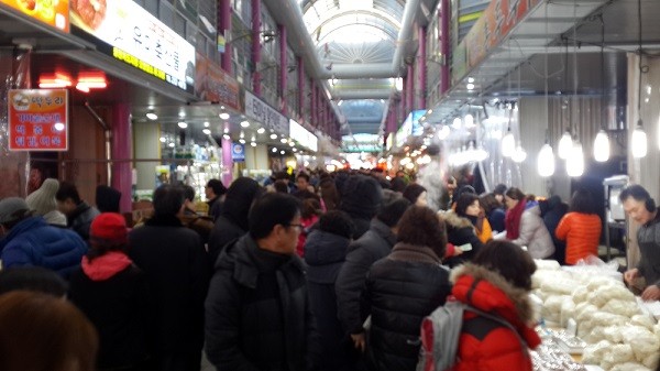 ▲ 설 연휴 첫날인 6일 오후 청주시 흥덕구 가경터미널시장에 제수용품 등 장보기를 나온 사람들로 북새통을 이루고 있다.ⓒ김종혁 기자